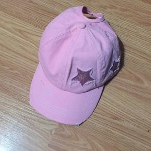 Hat with ponytail opening